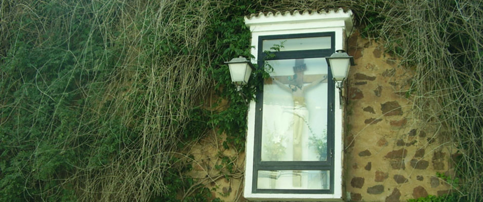 Cristo en la fachada de la iglesia parroquial