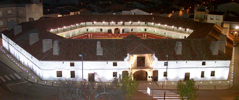 Fotografía nocturna de la Plaza de Toros de Almadén